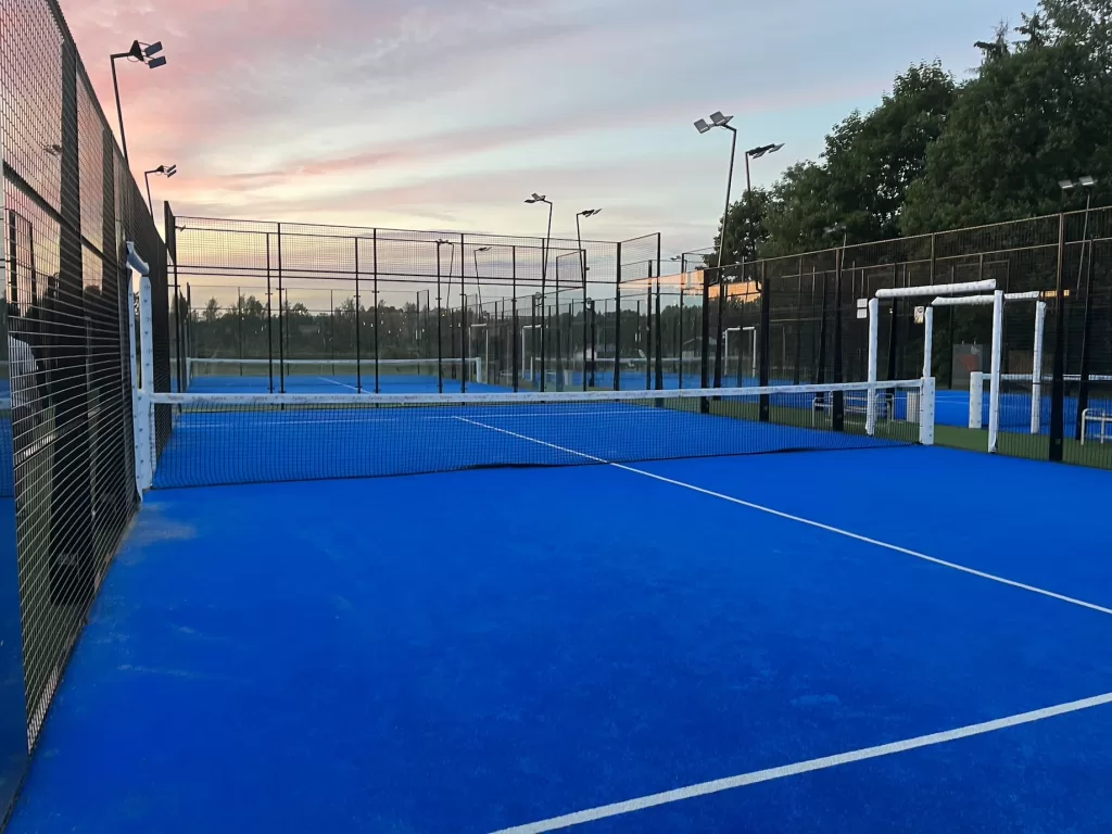 Padelkenttä illalla