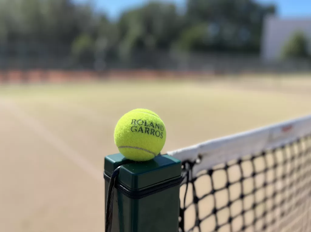 Tennispallo verkkotolpan päällä