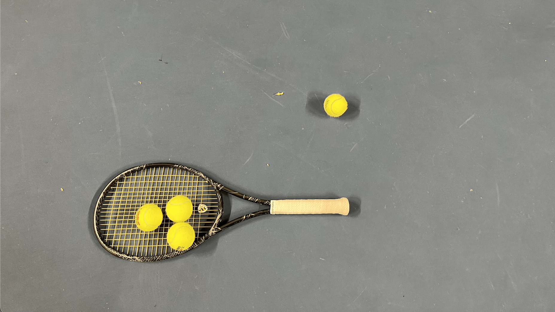 Tennismaila ja palloja