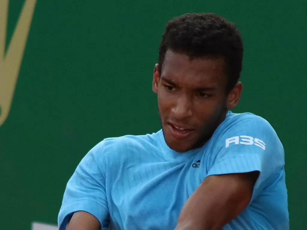 Felix Auger-Aliassime lyömässä rystyä