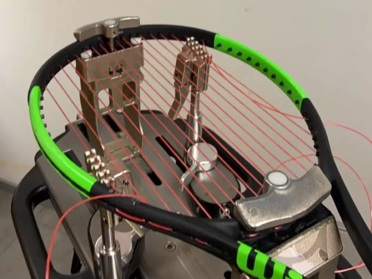 Tennismailan jännitystä eri koneella