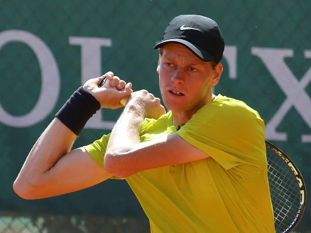 Jannik SInner hitting a backhand shot