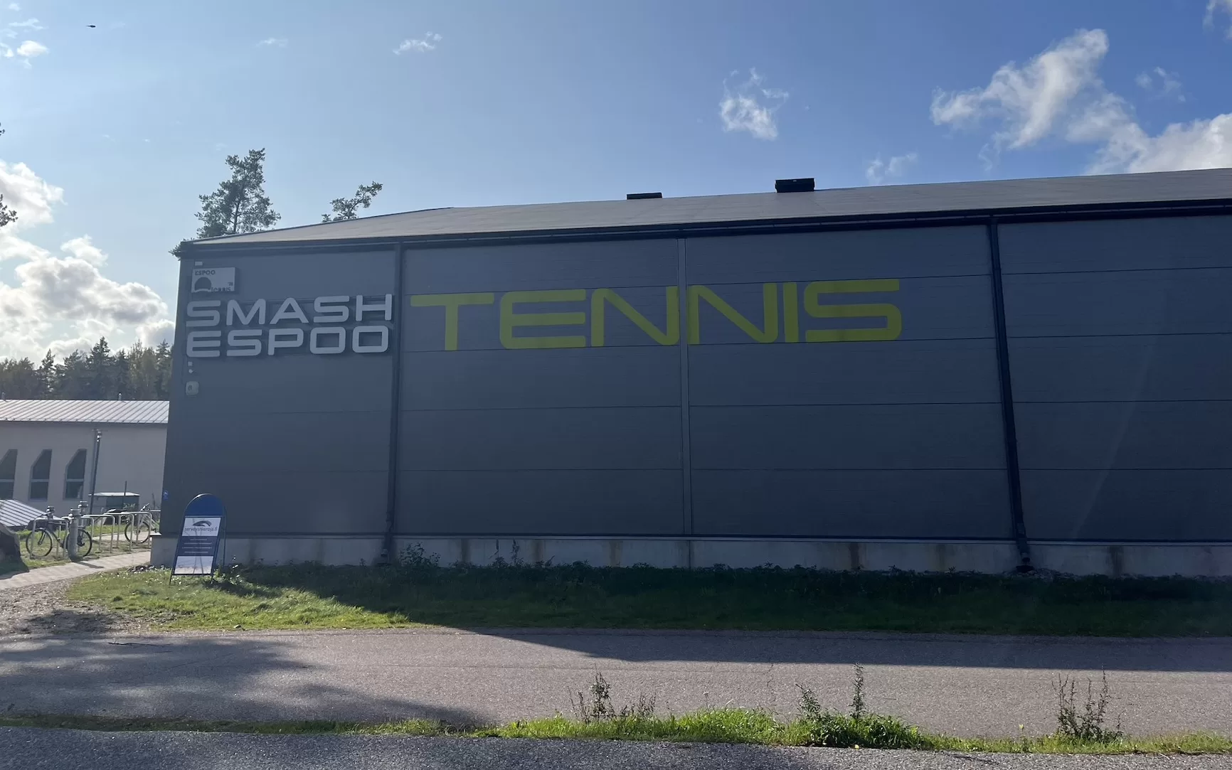 Olarin tennishalli julkisivu