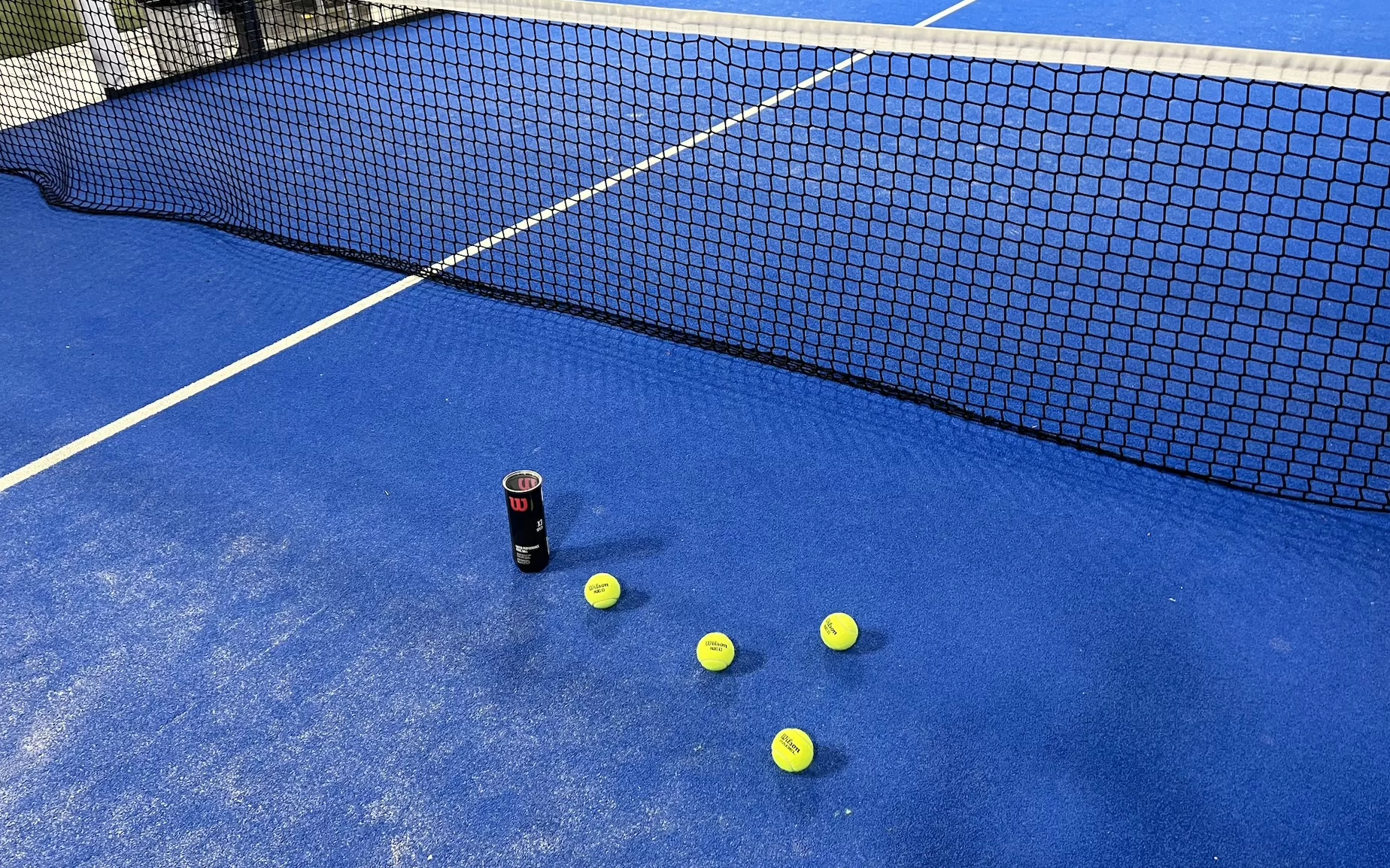 Padelpalloja padelkentällä