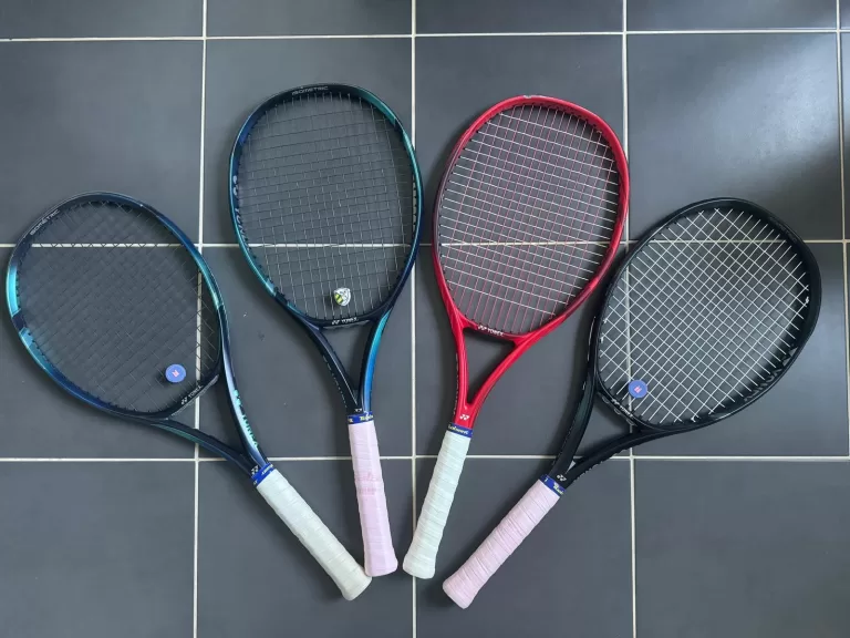 Yonex tennismailoja kaakelilattialla