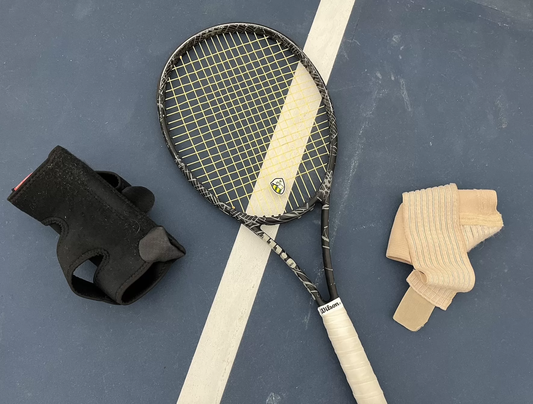 Tennismaila polvi- ja nilkkatuki